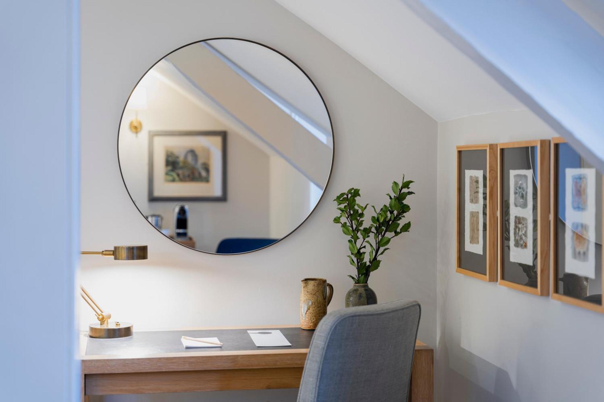 Old Bank Hotel Oxford Exterior foto A mirror in a home office