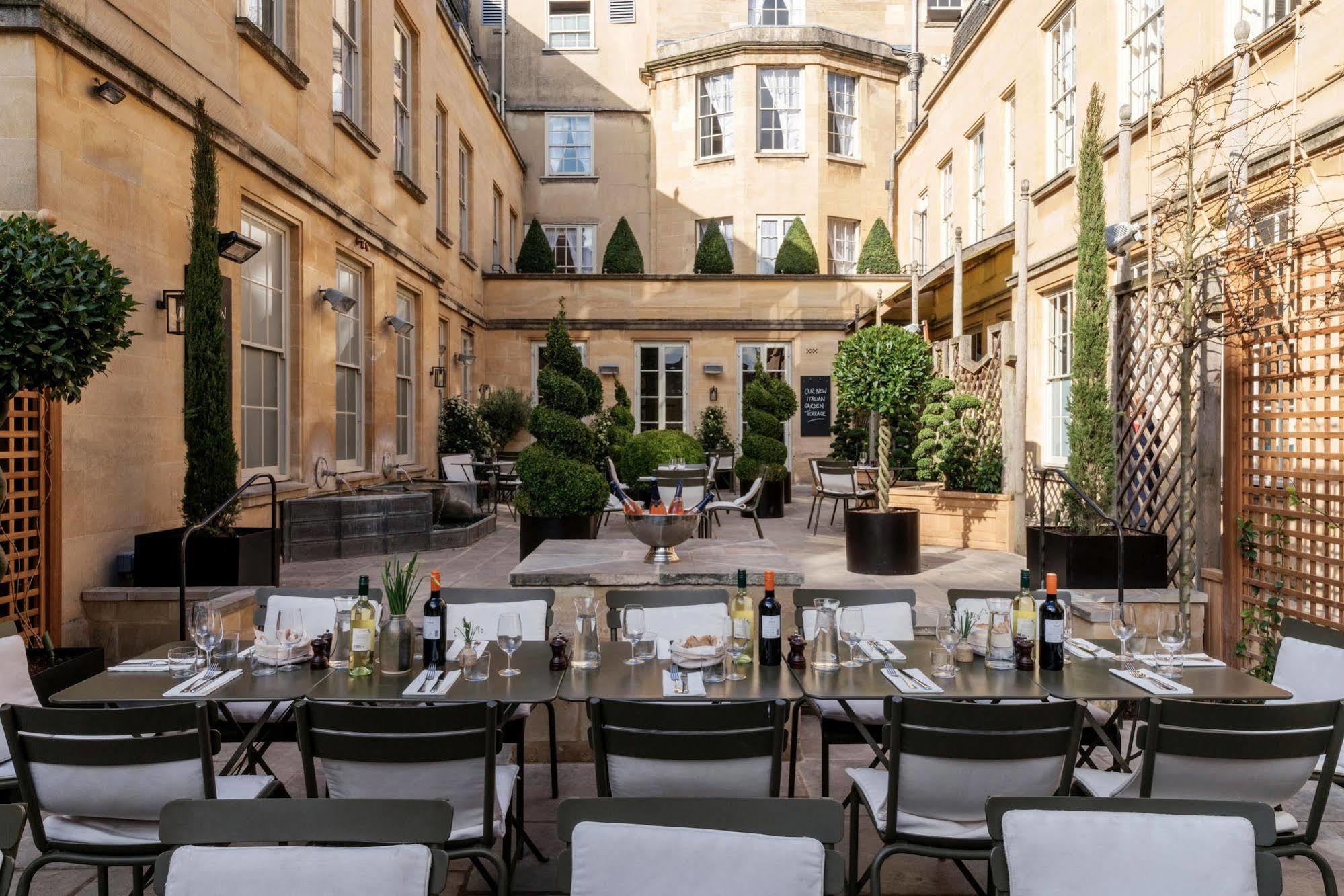 Old Bank Hotel Oxford Exterior foto The courtyard at the hotel